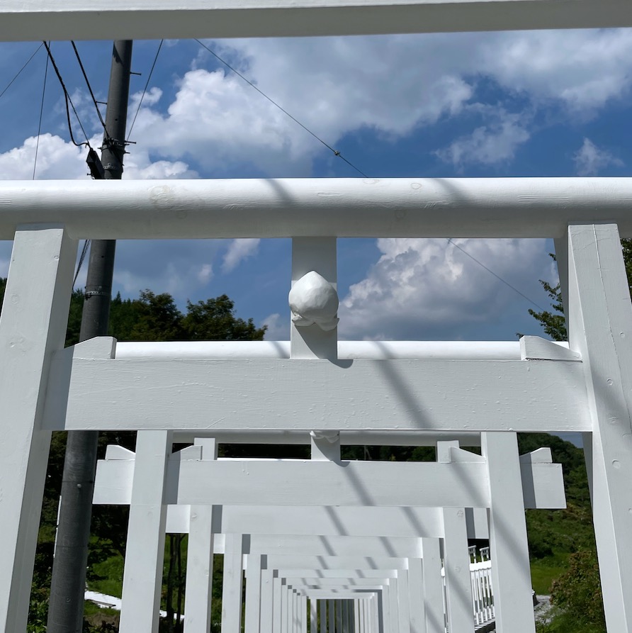 済渡寺 新見市の映えスポット 真っ白な千本鳥居 済渡寺への行き方は 岡山はれろぐ